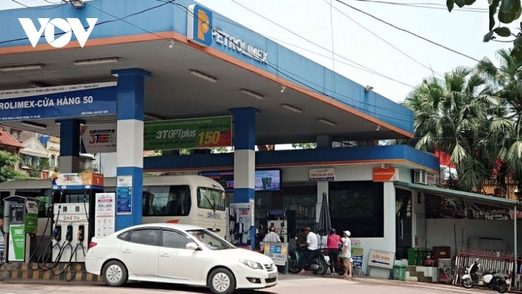 Retail petrol prices tumble for fifth consecutive time to close to VND25,000/l